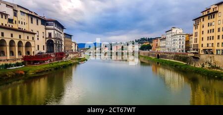 Terraplén del río Arno en Florencia, Italia. Foto de stock