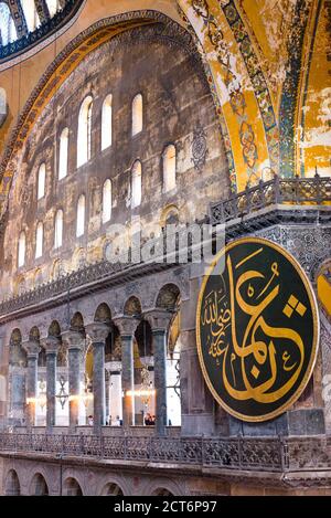 En el interior de Santa Sofía, los grandes medallones de madera, Estambul, Turquía, Europa del este Foto de stock