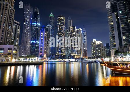 DUBAI, EMIRATOS ÁRABES UNIDOS - 15 de noviembre: La iluminación nocturna de Dubai Marina y Torre Cayan el 15 de noviembre de 2019 en Dubai, Emiratos Árabes Unidos