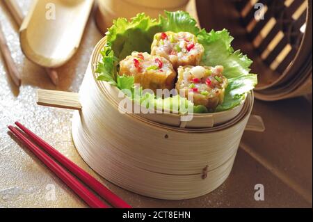 Comida asiática dim sum en vaporera de bambú Foto de stock