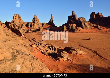 Argelia, el Sahara, Tassili N'Ajjer Parque Nacional, Tassili Tadrart, rocas y dunas de arena en el circo Foto de stock