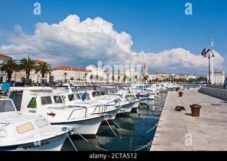 Croacia, Split, waterside promenade Riva en el puerto, en el fondo el Palacio de Diocletian