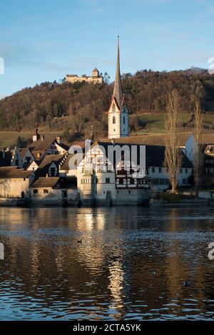 Suiza, Schaffhausen, Stein am Rhein, Monasterio de St.Georgen y castillo Hohenklingen Foto de stock