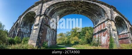 El viaducto de Sankey en el parque de Sankey Valley en Earlestown. Es el viaducto ferroviario más antiguo del mundo. El parque es un parque rural lineal que Foto de stock