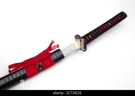 Espada samurai japonesa o katana sobre fondo blanco Fotografía de stock -  Alamy