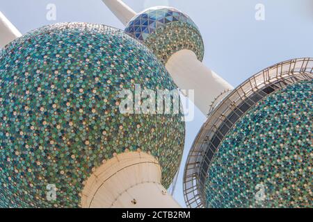 Las emblemáticas torres de Kuwait en un primer plano mostrando sus discos de esmalte azul en detalle. Foto de stock