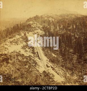 Emigrant Gap Ridge, 84 millas, Old Man Mountain, Red Mountain, Castle Peak en la distancia., Watkins, Carleton E. (1829-1916), Central Pacific Railroad Company Foto de stock