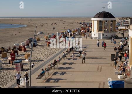 Turistas en la playa y paseo marítimo de la isla de Borkum, Frisia, Baja Sajonia, Alemania, Europa. Foto de stock