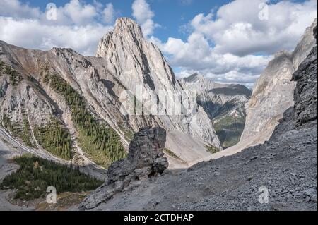Cory Pass con Mount Louis en Gargoyle Valley en Banff National Park, Alberta, Canadá Foto de stock
