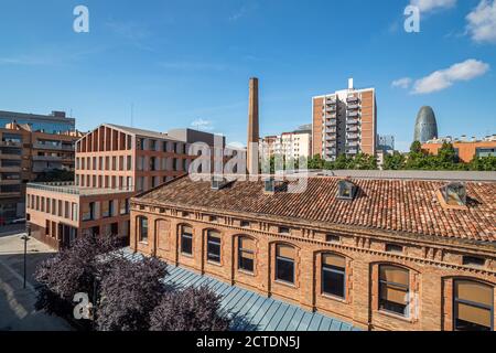 Una vista de la zona de Poblenou, antiguo barrio industrial convertido en nuevo barrio moderno en Barcelona, España Foto de stock