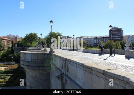Un hombre cruza el Puente de Toledo con una máscara en la ciudad de Madrid (España) en septiembre de 2020. / Ana Bornay Foto de stock