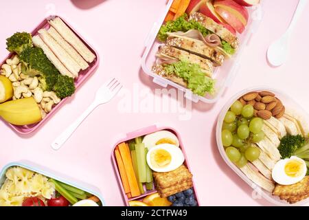 Fiambreras Con La Comida Lista Para Ir Para El Trabajo O La Escuela  Bocadillo, Verduras, Aguacate, Nueces, Bayas, Huevos Y Agua Imagen de  archivo - Imagen de zanahoria, fondo: 153833445