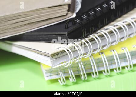 Pila de cuadernos de colores con borde en espiral, escuela o formación Foto de stock