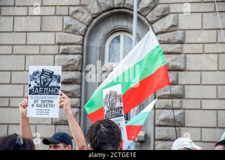 Sofía, Bulgaria - 22 de septiembre de 2020: Manifestantes con carteles durante el 76° día de protestas contra los políticos corruptos. Alto