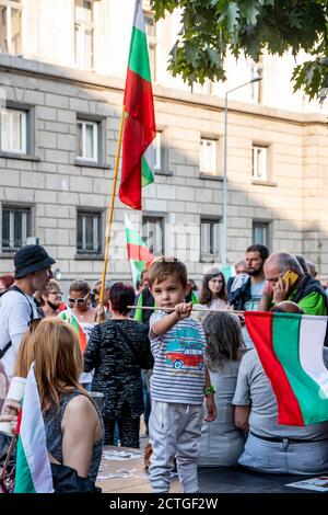 Sofía, Bulgaria-22 Septiembre 2020:manifestantes ondeando la bandera búlgara durante el 76-o día de protestas contra el gobierno contra políticos corruptos