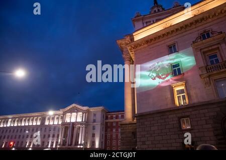 Sofía, Bulgaria - 22.09.2020 - el edificio de la Asamblea Nacional y el consejo de Ministros en el día de la Independencia de Bulgaria. Foto de alta calidad