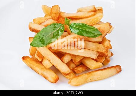 Cocido en palitos de patata frita de color amarillo graso con verde fresco hojas de albahaca aisladas en primer plano blanco