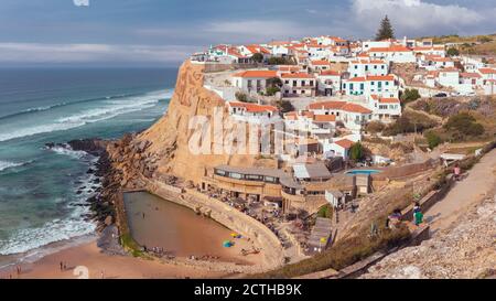 Azenhas do Mar, Portugal. - 11 de septiembre de 2020: Azenhas do Mar es una ciudad costera en el municipio de Sintra. Está situado en el borde de un acantilado