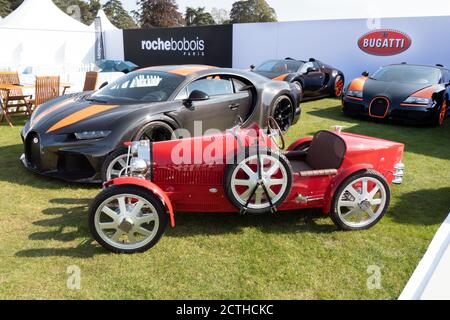 Childs Bugatti replic en la pantalla Bugatti incluyendo el 304.77 Mph Bugatti Quirón en el Salón Prive 2020 Palacio de Blenheim