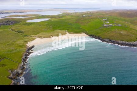 Vista de la playa en Wick of Breccon en la isla de Yell, Shetland, Escocia, Reino Unido