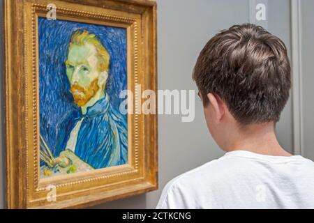 Washington DC, Galería Nacional de Arte, Vincent van Gogh pintando, adolescente se ve mirando autorretrato,