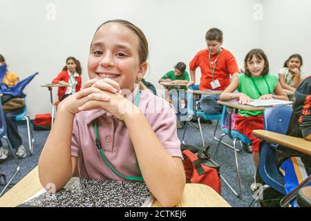 Miami Florida,Proyecto No Violencia USA,enseñar a estudiantes comportamiento no violento,niñas sonrisas sonriendo aula,hispano, Foto de stock