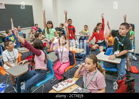 Miami Florida,Proyecto No Violencia USA,enseñar comportamiento no violento a estudiantes, niños niñas niñas niñas elevar manos,hispano, Foto de stock