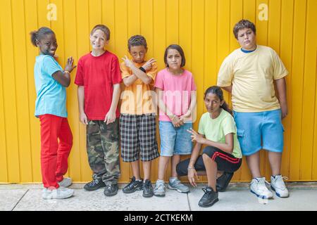 Miami Florida,Proyecto No Violencia USA,enseñar comportamiento no violento a estudiantes, niños niñas grupo de niñas posando,Hispano Negro Africano, Foto de stock