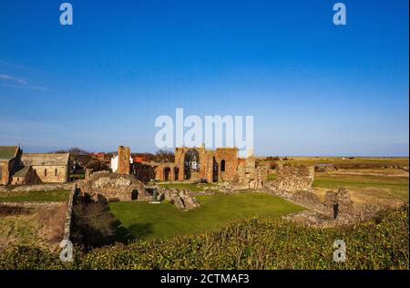Ruinas del Priorato de Lindisfarne, Isla Santa, Inglaterra Foto de stock