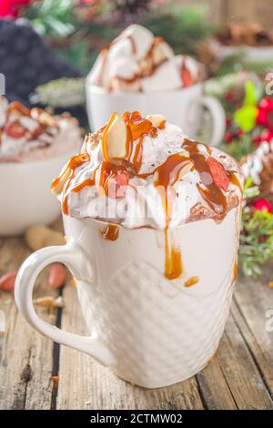 Chocolate caliente de caramelo de cacahuete salado. Keto y receta de chocolate caliente vegano, con malvavisco y crema de coco batida, fondo de madera con Navidad Fotografía de stock - Alamy