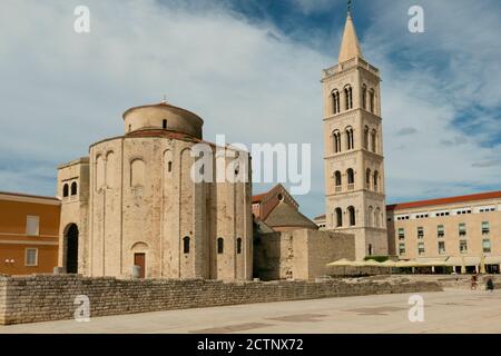 Iglesia de San Donato y el campanario de la catedral de Zadar, famoso punto de referencia de Croacia, la región del adriático de Dalmacia. Restos del foro romano. Foto de stock