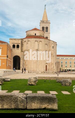 Iglesia de San Donato y el campanario de la catedral de Zadar, famoso punto de referencia de Croacia, la región del adriático de Dalmacia. Restos del foro romano. Foto de stock
