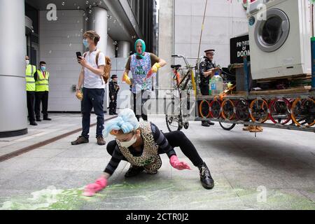 Máquinas de lavar ropa en una antigua lavandería. Enero de 2019 Fotografía  de stock - Alamy