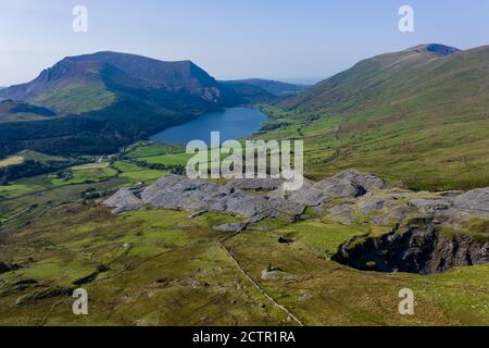 Vista aérea de un lago en un hermoso paisaje montañoso (Rhyd Ddu, Snowdonia, Gales) Foto de stock