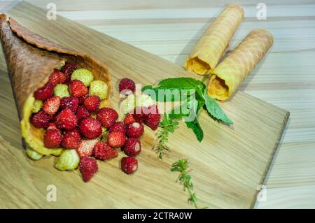 Fresas Frescas En Un Palillo De Madera Imagen de archivo - Imagen de fruta,  fondo: 15084045