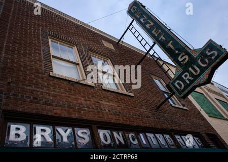 BRYSON CITY, CAROLINA DEL NORTE - ALREDEDOR DE DICIEMBRE de 2019: Antiguo signo de farmacia en Bryson City, Carolina del Norte Foto de stock