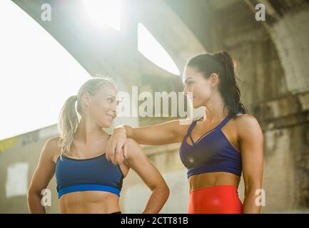 Usa, California, los Angeles, dos mujeres en ropa Fotografía de stock - Alamy