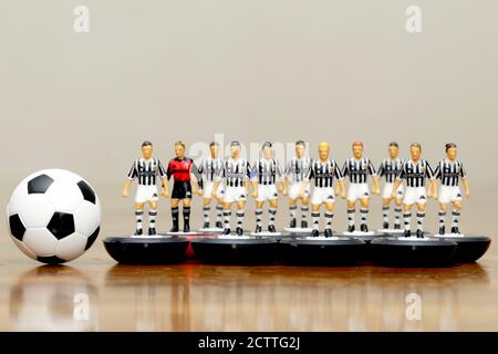 Subbuteo figuras de fútbol de mesa en la equipación de la Juventus. Foto de stock