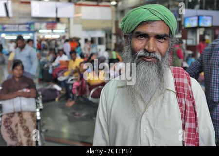 Un musulmán de Bengala Occidental, en Chhatrapati Shivaji Maharaj Terminus (CSMT) en Mumbai, India, esperando de su tren a Kolkata Foto de stock