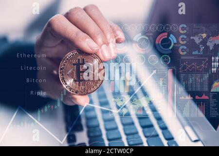Busineesspeople manejar Bitcoin dinero representa la tecnología digital moderna del concepto de criptomoneda.