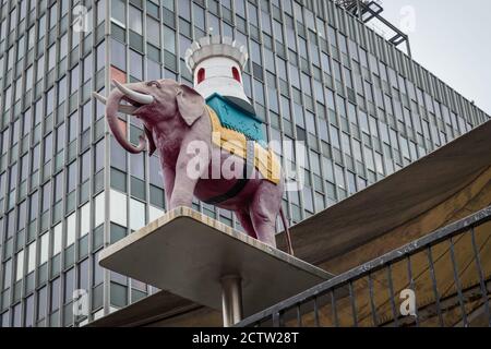 La famosa estatua fuera del Centro Comercial Elefante y Castillo, Londres, en su último día, ya que cierra después de 55 años Foto de stock