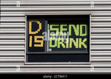 Dundee, Escocia, Reino Unido. 25 de septiembre de 2020. Los estudiantes han publicado señales de protesta y mensajes en las ventanas de sus habitaciones en la residencia de Parker House en la Universidad Abertay en Dundee. Después de muchas pruebas positivas para Covid-19 entre los estudiantes que viven en el bloque, polémico se les ha dicho a los estudiantes que se auto-aíslan en el interior y no conocer a otros fuera del edificio. Iain Masterton/Alamy Live News Foto de stock