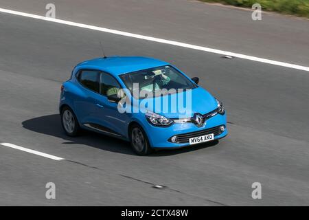2014 Renault Clio Dynamique M-Nav Energy Blue Car Hatchback conduciendo por la autopista M6 cerca de Preston en Lancashire, Reino Unido. Foto de stock