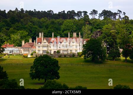 Vista de la mansión histórica Old Lodge vista desde el oeste, Ashdown Forest, East Sussex, Inglaterra Foto de stock