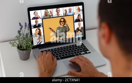 Muchos retratos de rostros de jóvenes y personas de edad diversa webcam ver, mientras que participan en videoconferencia en reuniones en línea. Aplicación de videollamada de grupo fácil Foto de stock