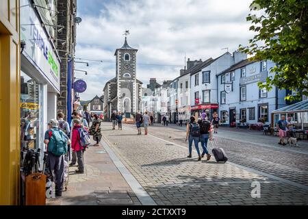 Histórico Moot Hall y las tiendas de los alrededores en Main Street Keswick, Cumbria, Reino Unido el 18 de septiembre de 2020 Foto de stock