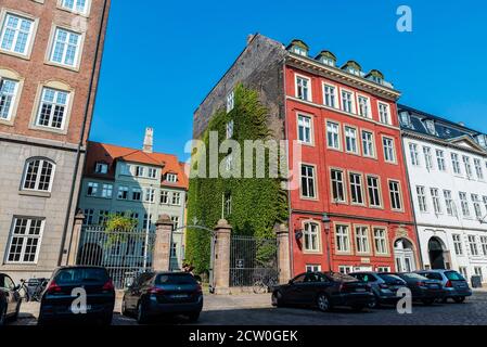 Copenhague, Dinamarca - 27 de agosto de 2019: Calle Amaliegade con edificios clásicos y personas en el centro de Copenhague, Dinamarca Foto de stock