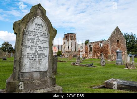 Iglesia de San Andrés del siglo XVII, en ruinas y sin techo, y tumbas antiguas en el cementerio, Berwick del Norte, Lothian del este, Escocia, Reino Unido