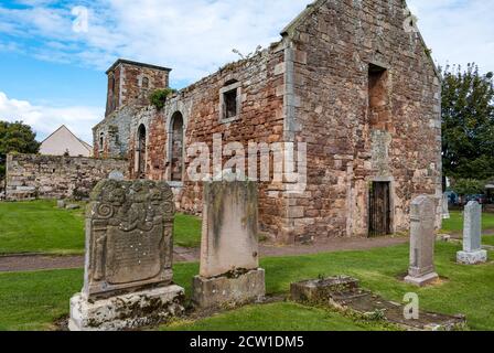 Iglesia de San Andrés del siglo XVII, en ruinas y sin techo, y tumbas antiguas en el cementerio, Berwick del Norte, Lothian del este, Escocia, Reino Unido