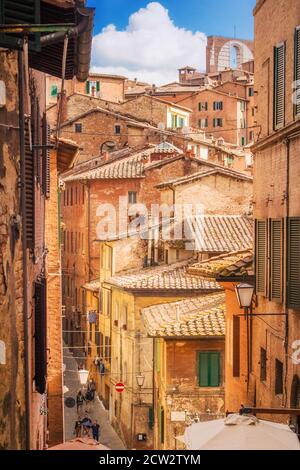 Una vista de la arquitectura tradicional en la ciudad de Siena, Toscana, Italia Foto de stock